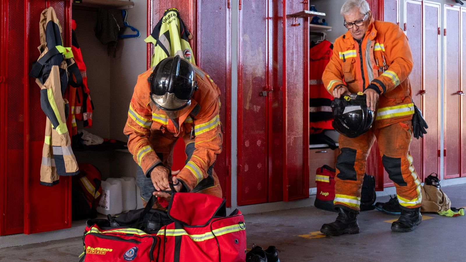 Manuel Gómez Macías se dispone a colocarse el traje de bomberos.