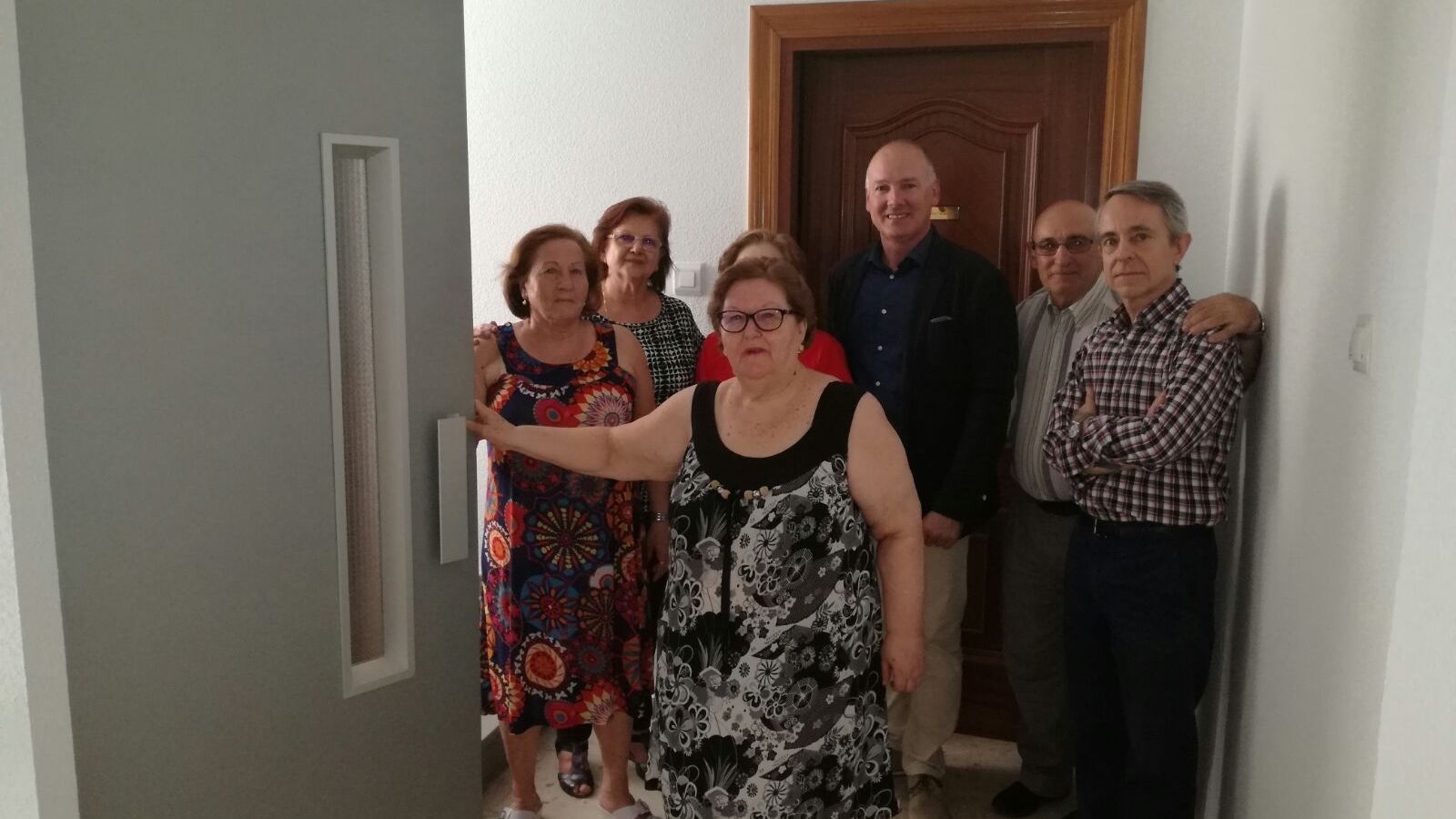 Joaquín Jiménez, en su visita a los vecinos del edificio Gema