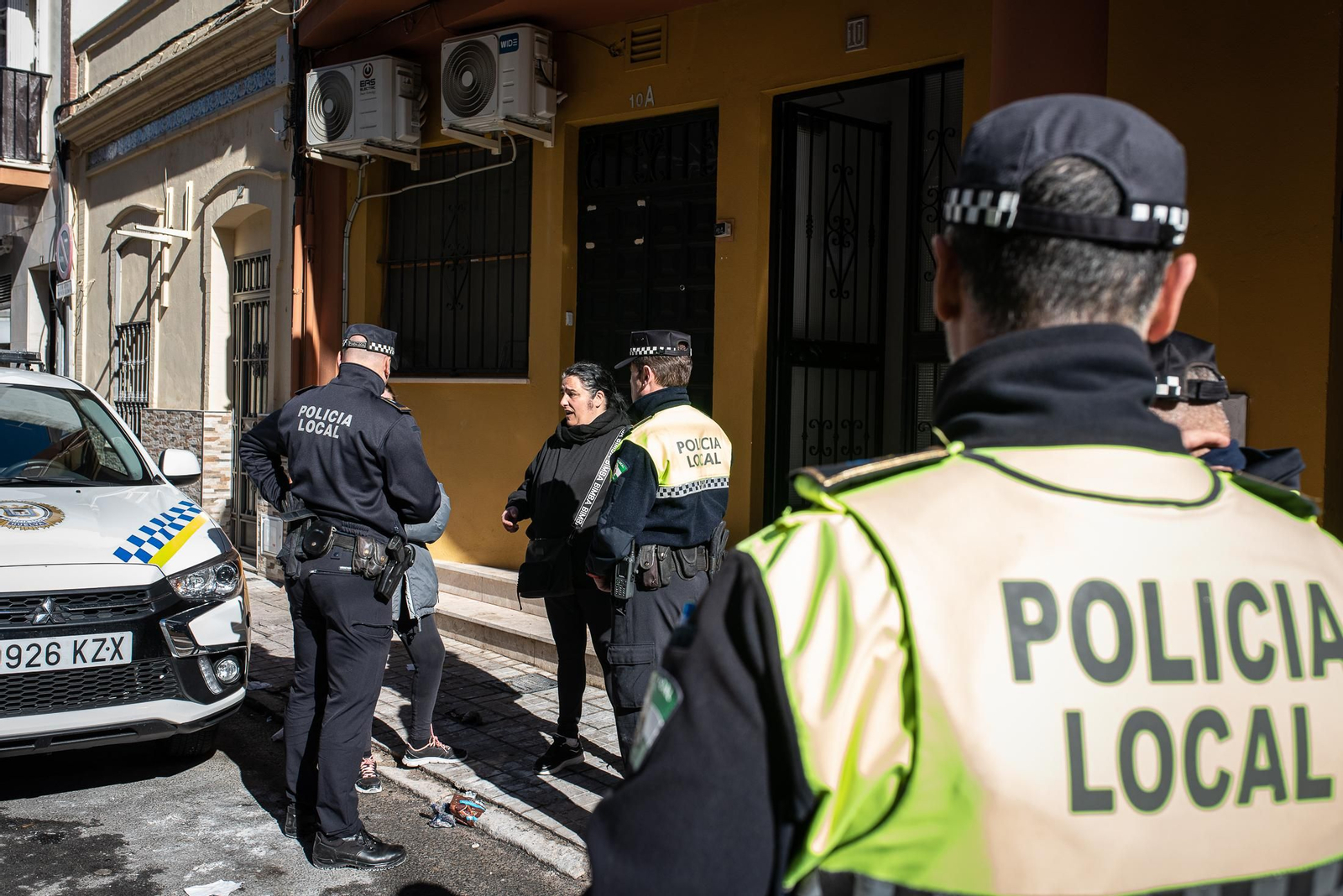 Imágenes de la dramática mañana de tensión que se ha vivido en Isla Chica tras el incendio en una vivienda