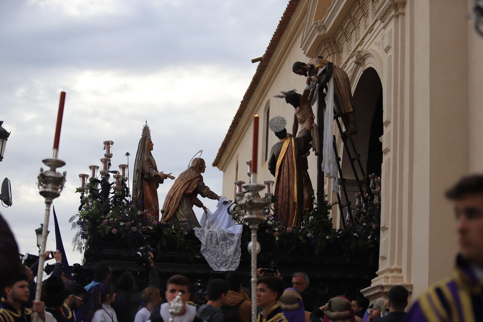 Imágenes de la procesión del Descendimiento por las  calles de Huelva