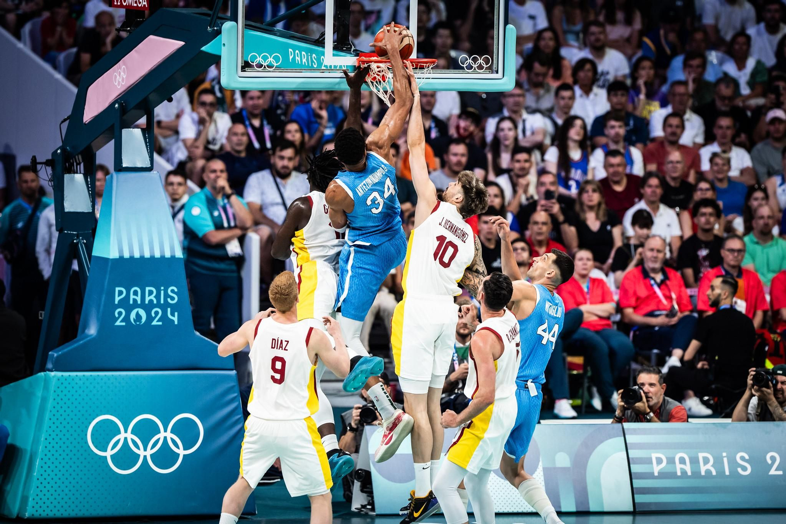 Alberto Díaz hace trabajo sucio y España se agarra a París tras ganar a Grecia (84-77)