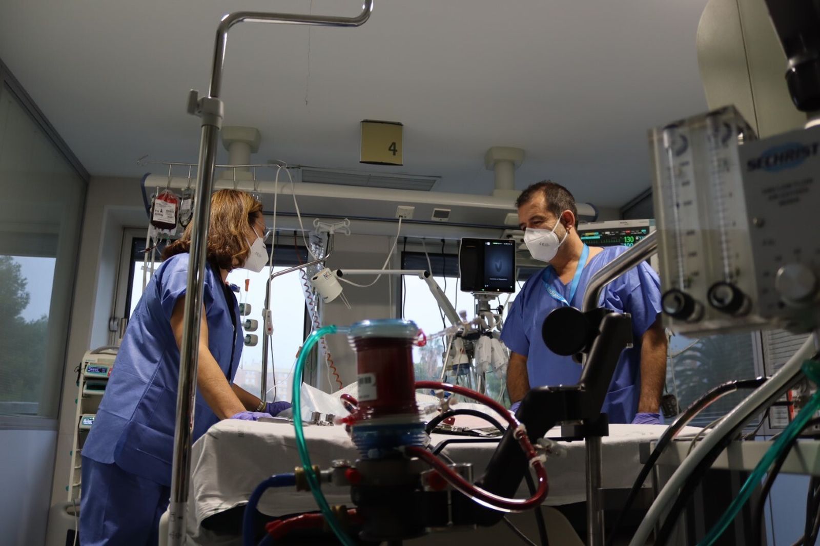 Enfermeros atendiendo a un paciente