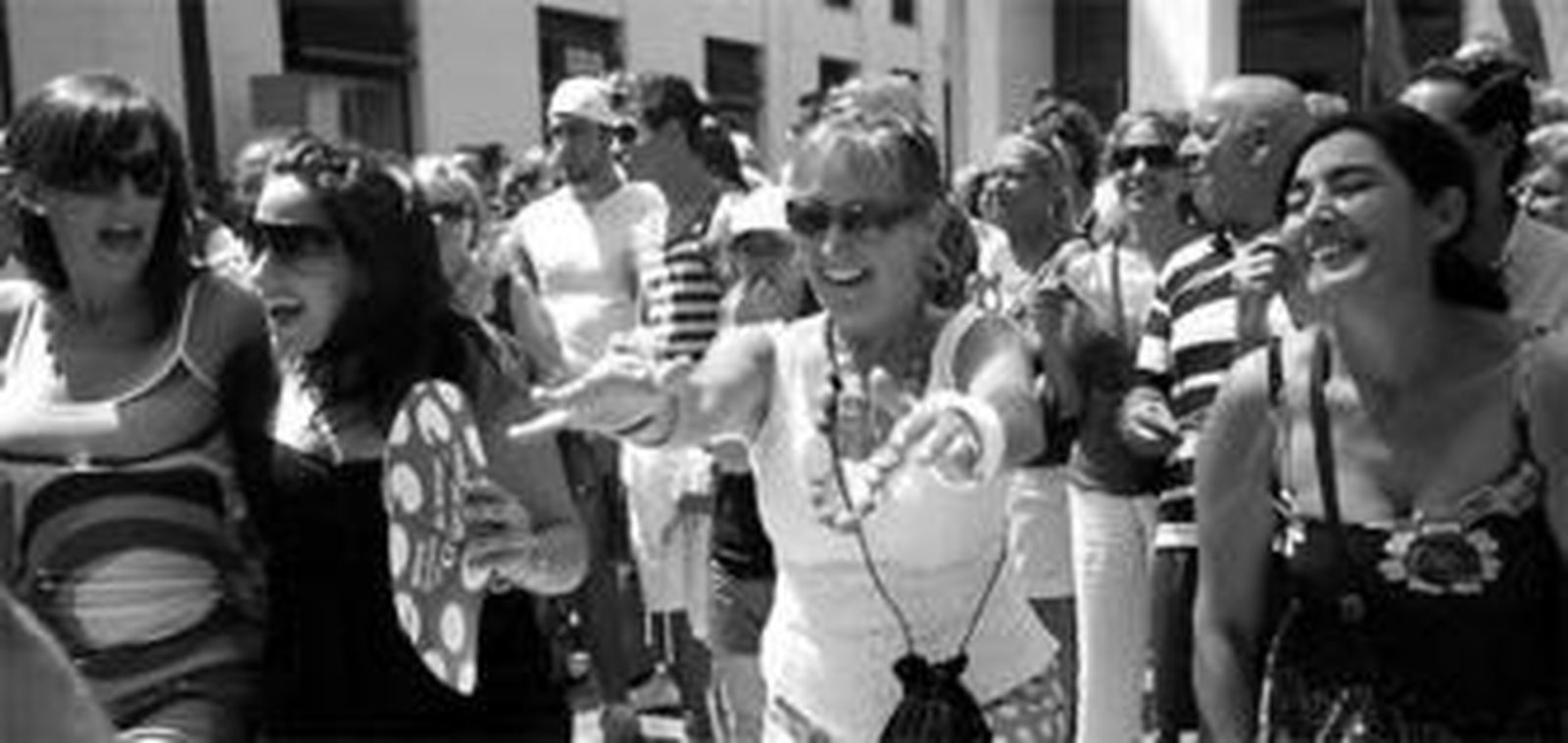 Las gafas de sol, complementos de Feria y abanico perfectamente combinados y conjuntados.