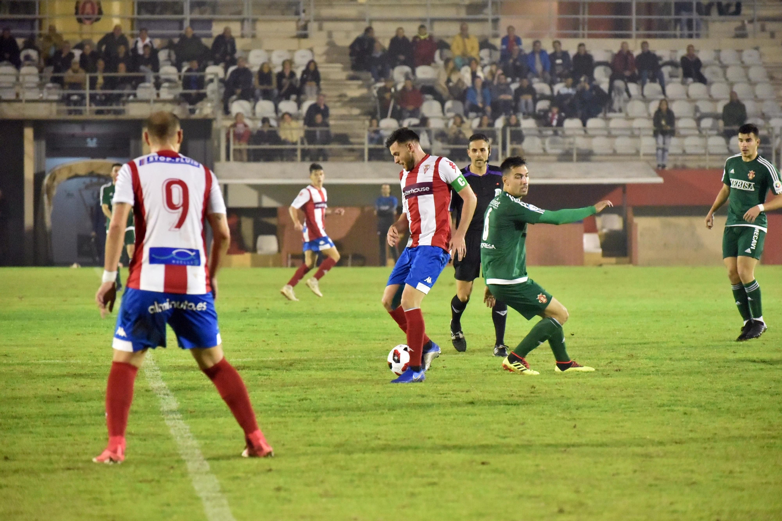 Iván controla el balón ante Fede, con Antonio Sánchez de espaldas.