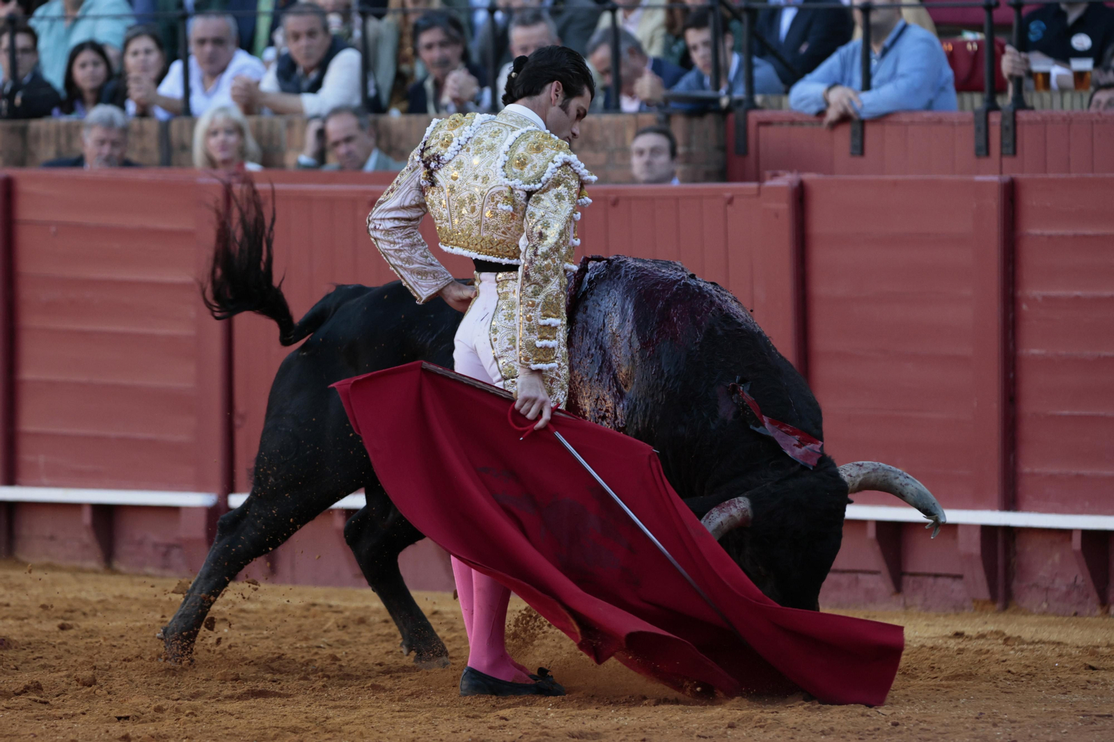 Las imágenes de la tercera del abono de los toros en la Maestranza  de Sevilla