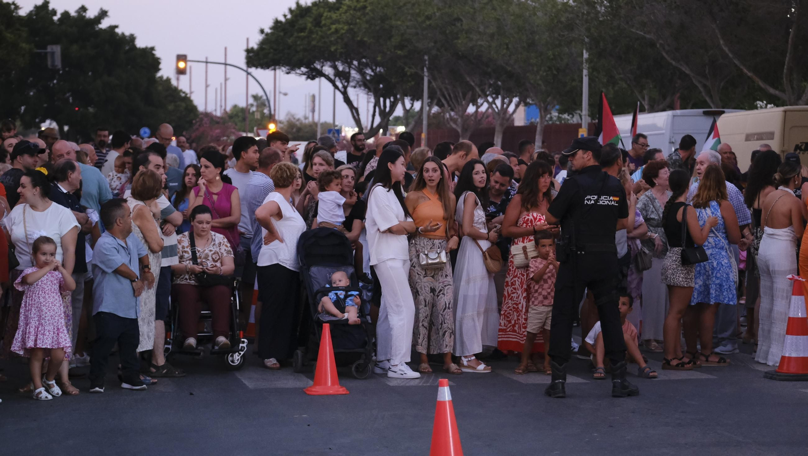 El pregón de la Feria de Almería 2025 y el encendido de la portada, en imágenes