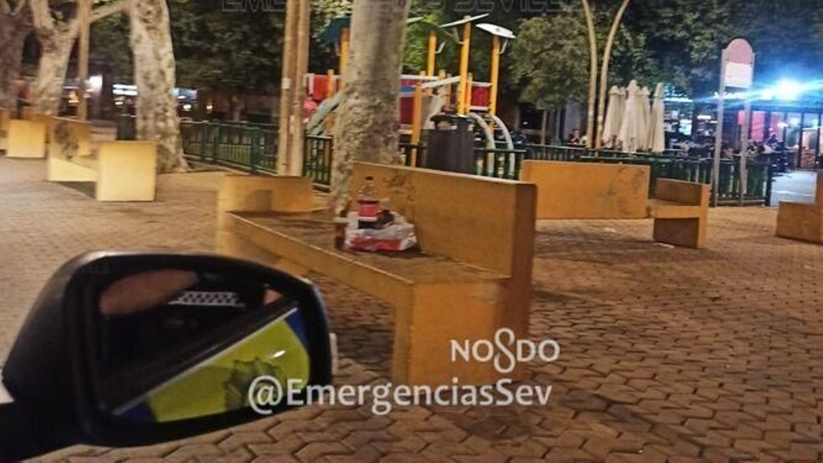 Restos de una 'botellona' en La Alameda.