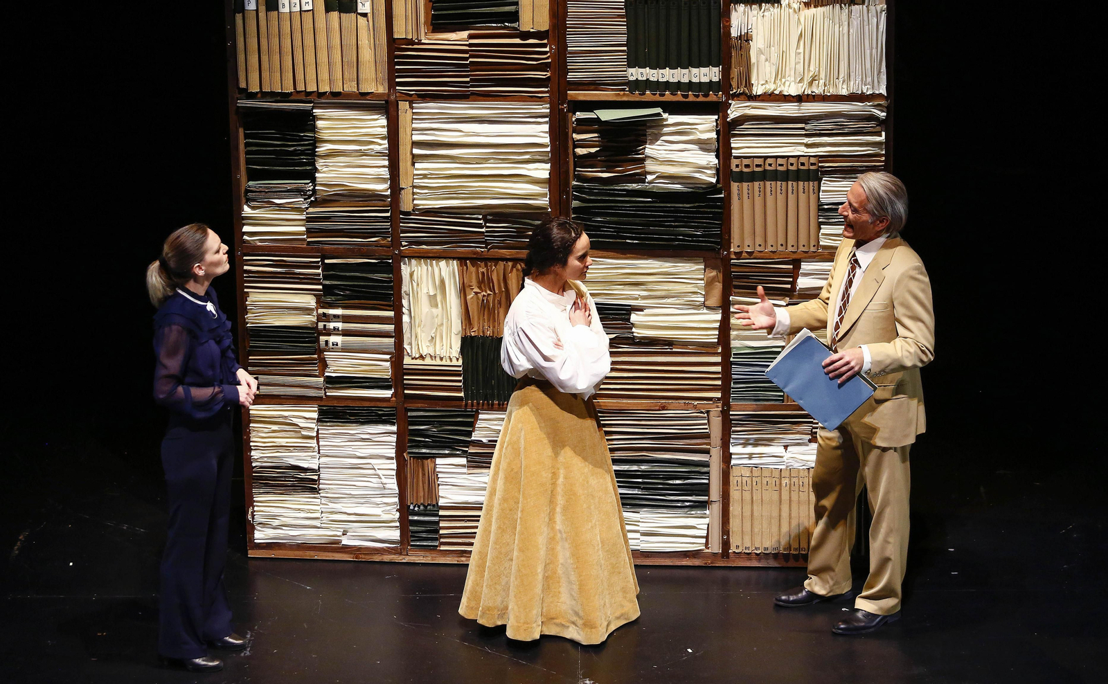 Virginia de Morata, Ángela Chica y Juan Antonio Hidalgo, este martes, en el Teatro Echegaray. Virginia de Morata, Ángela Chica y Juan Antonio Hidalgo, este martes, en el Teatro Echegaray.