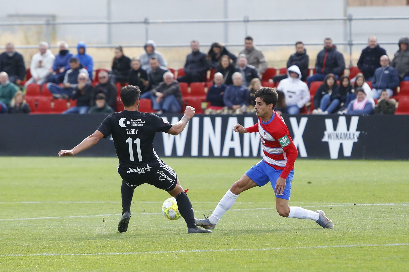 Mario Ruiz y Elady pugnan por un balón dividido