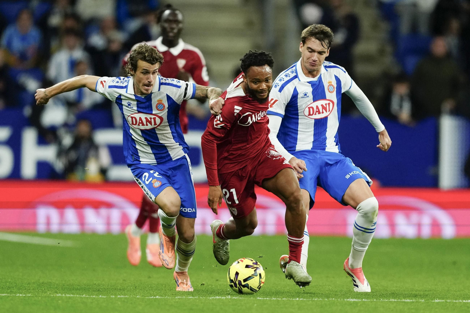 Ejuke trata de marcharse de Romero con Urko a su espalda.