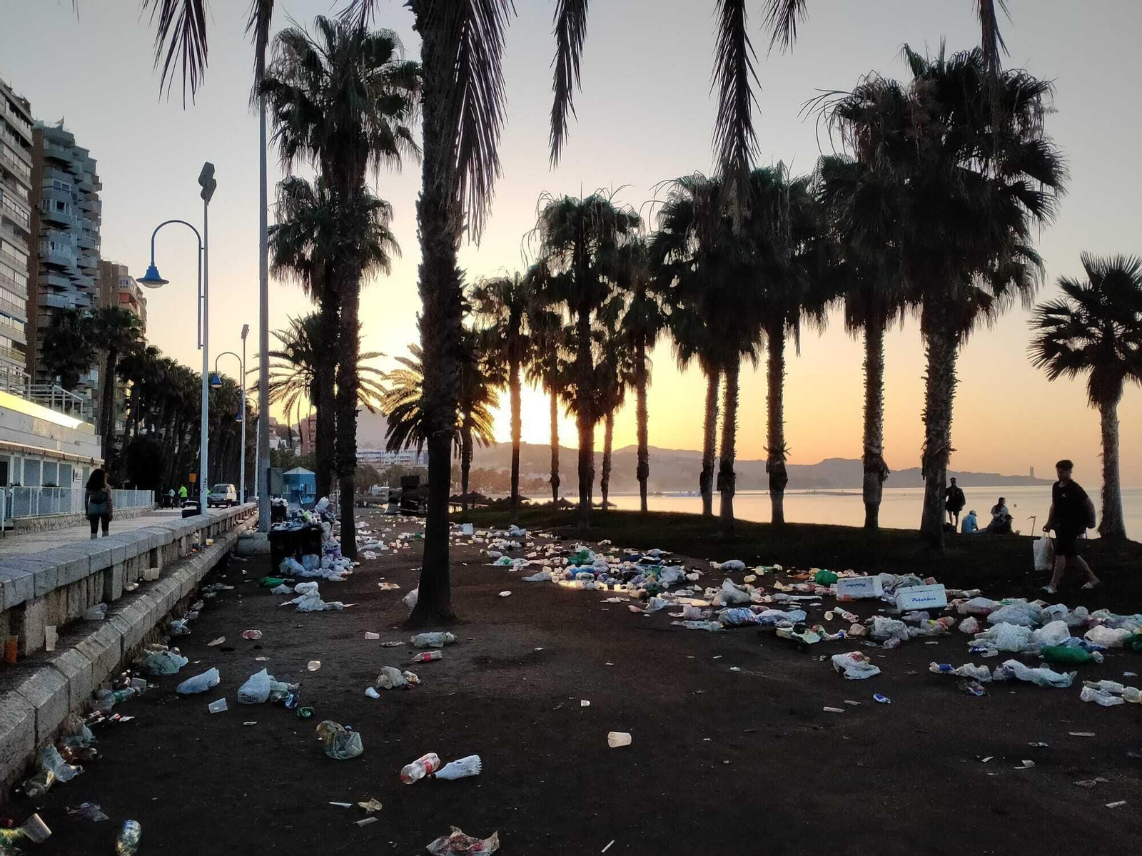 Las fotos de la basura en Playa de la Malagueta tras la Noche de San Juan