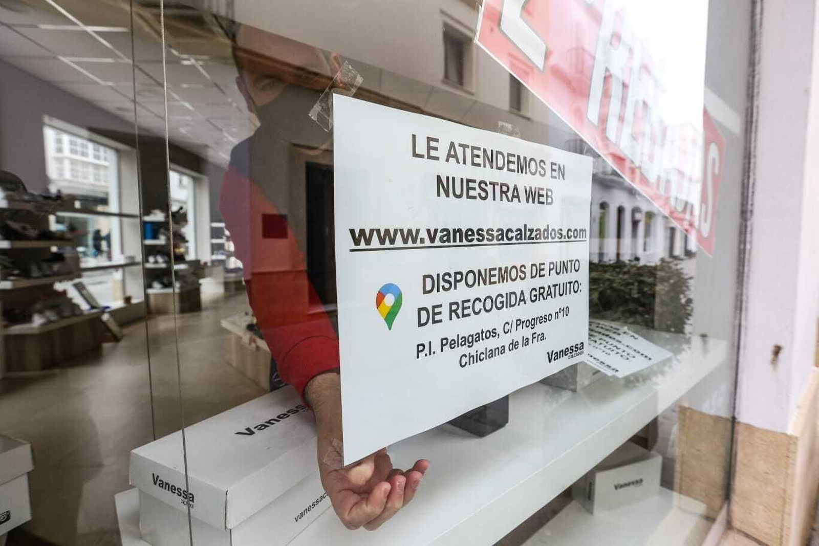 Imágenes de Chiclana durante la primera jornada del cierre de actividades