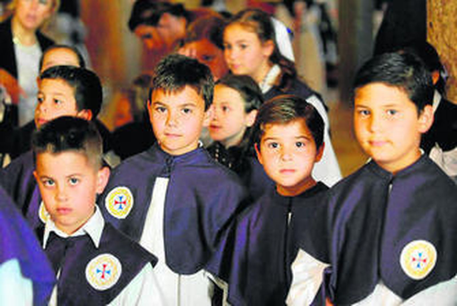Un grupo de niños, acompañando a la Santa Faz.