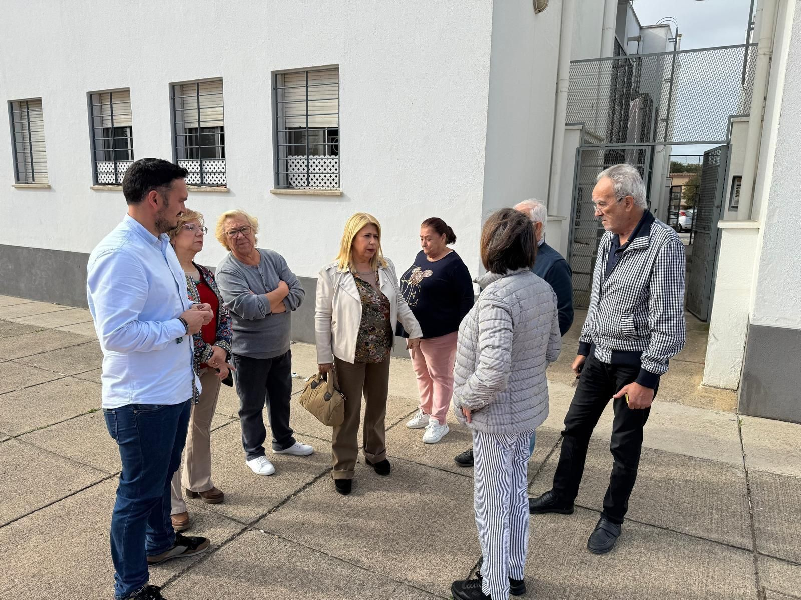 Mamen Sánchez y miembros del PSOE de Jerez visitan a los vecinos de 'Los Pitufos'.