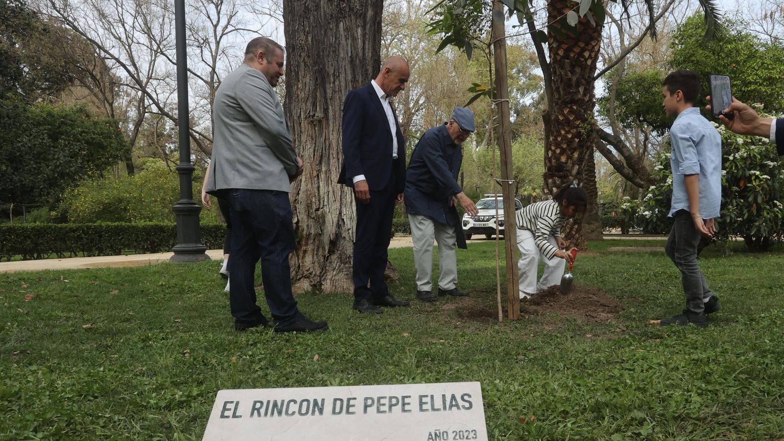 Primer plano de la placa y plantación del árbol en el homenaje a Pepe Elías.