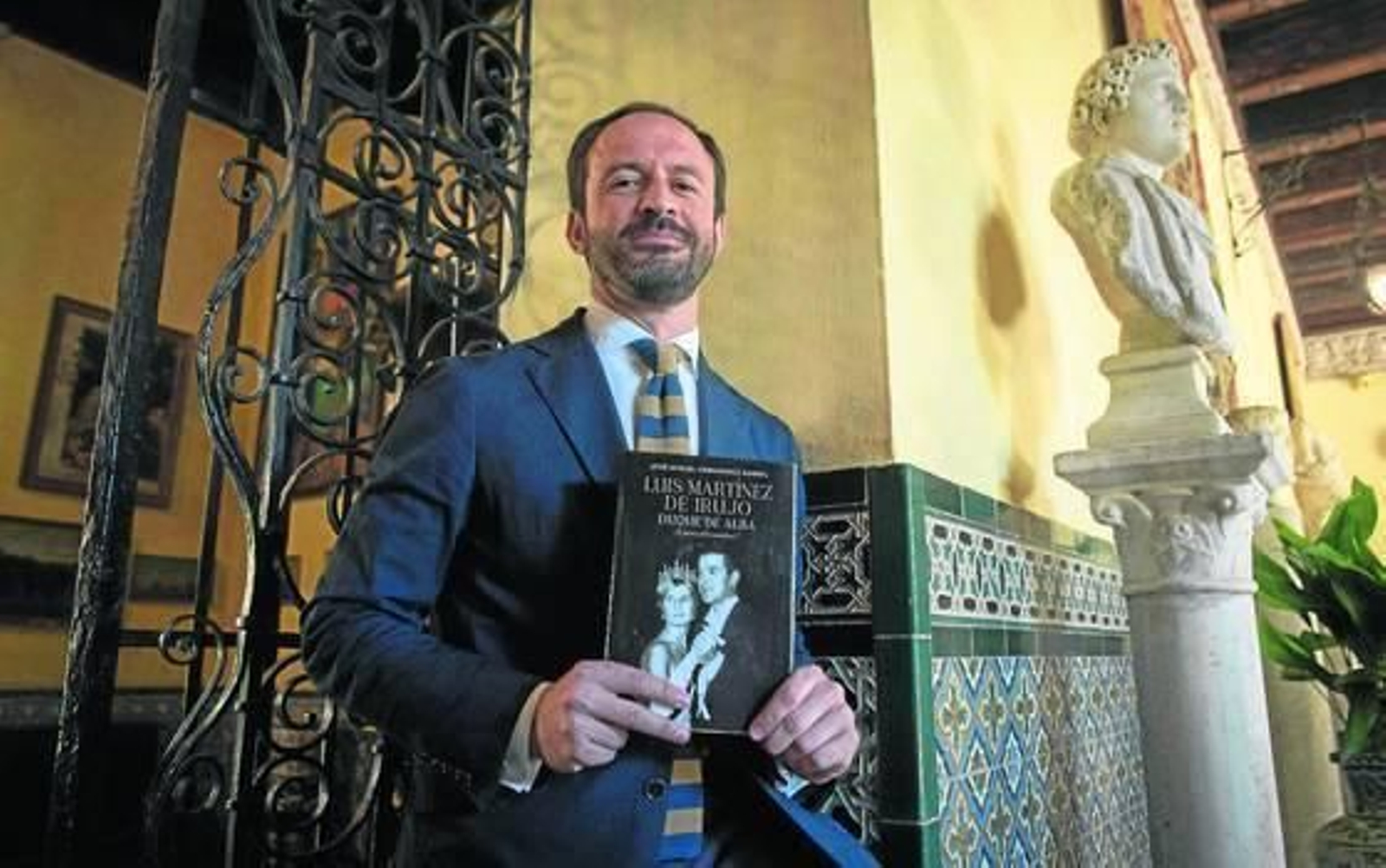 José Miguel Hernández Barral, biógrafo de Luis Martínez de Irujo, en el palacio de Dueñas.