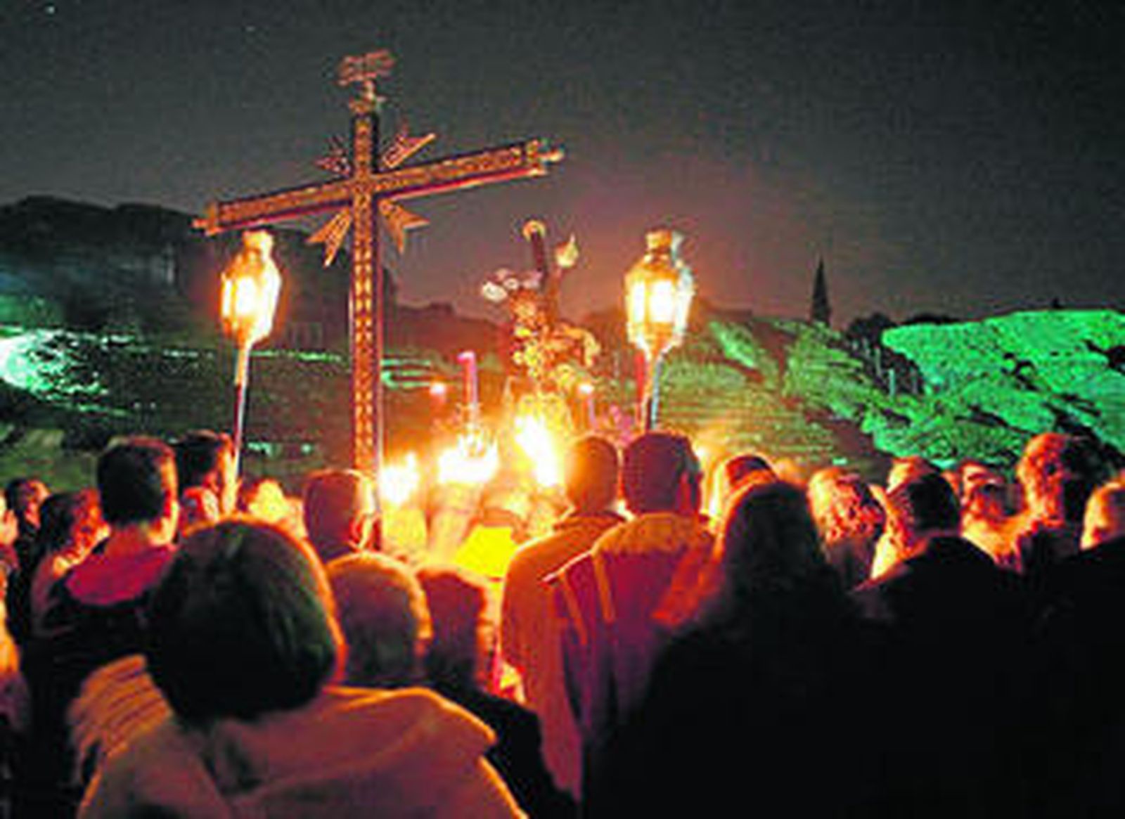 Imagen de archivo del vía crucis que el Nazareno celebra cada año en el teatro romano de Itálica.