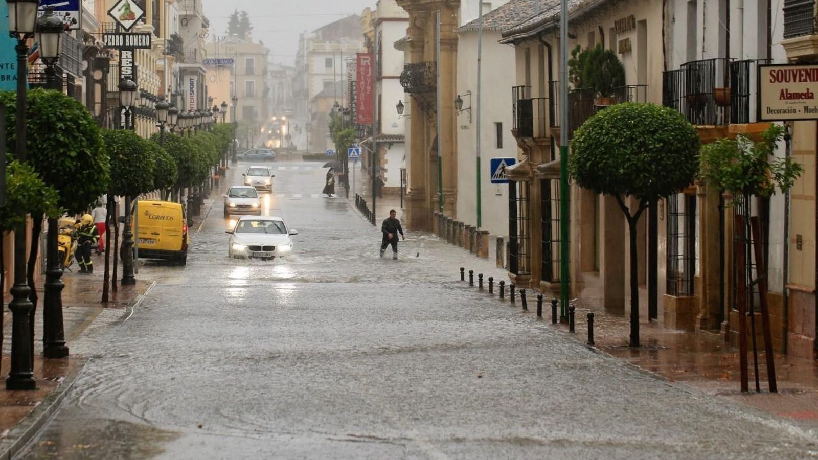 Fuertes lluvias en Ronda, donde los bomberos han tenido que rescatar a una familia.