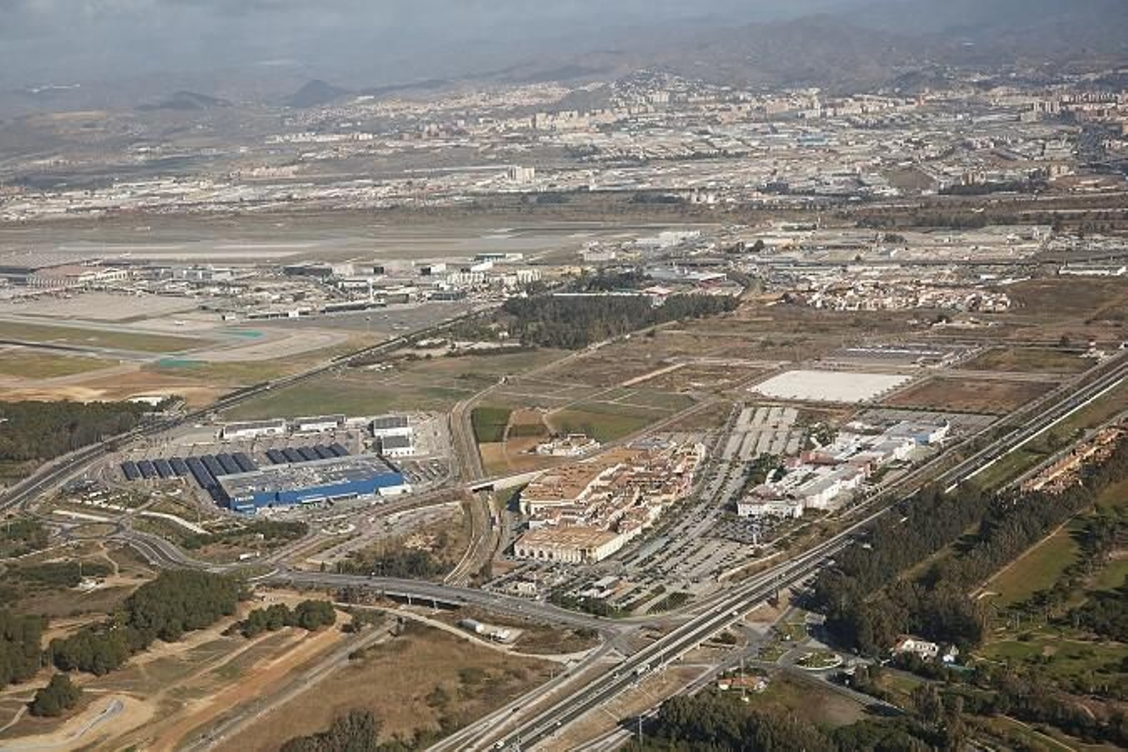 Vista aérea del entorno del Campamento Benítez y el centro comercial Ikea.