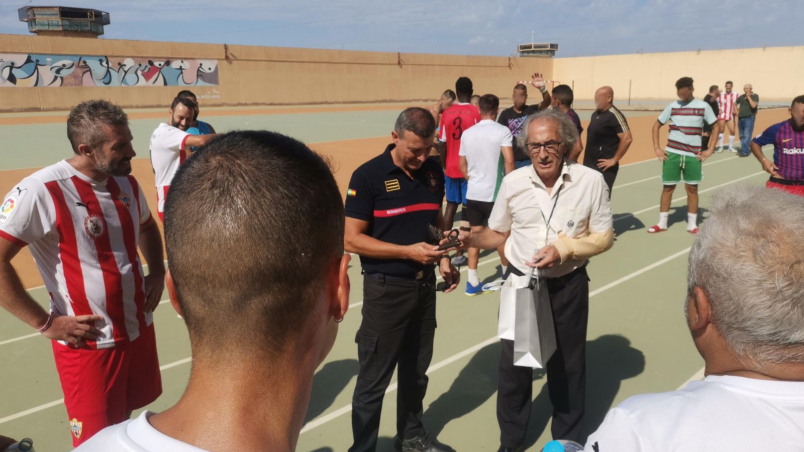 El director de la cárcel, Miguel Ángel de la Cruz, ha entregado un obsequio a los Bomberos.