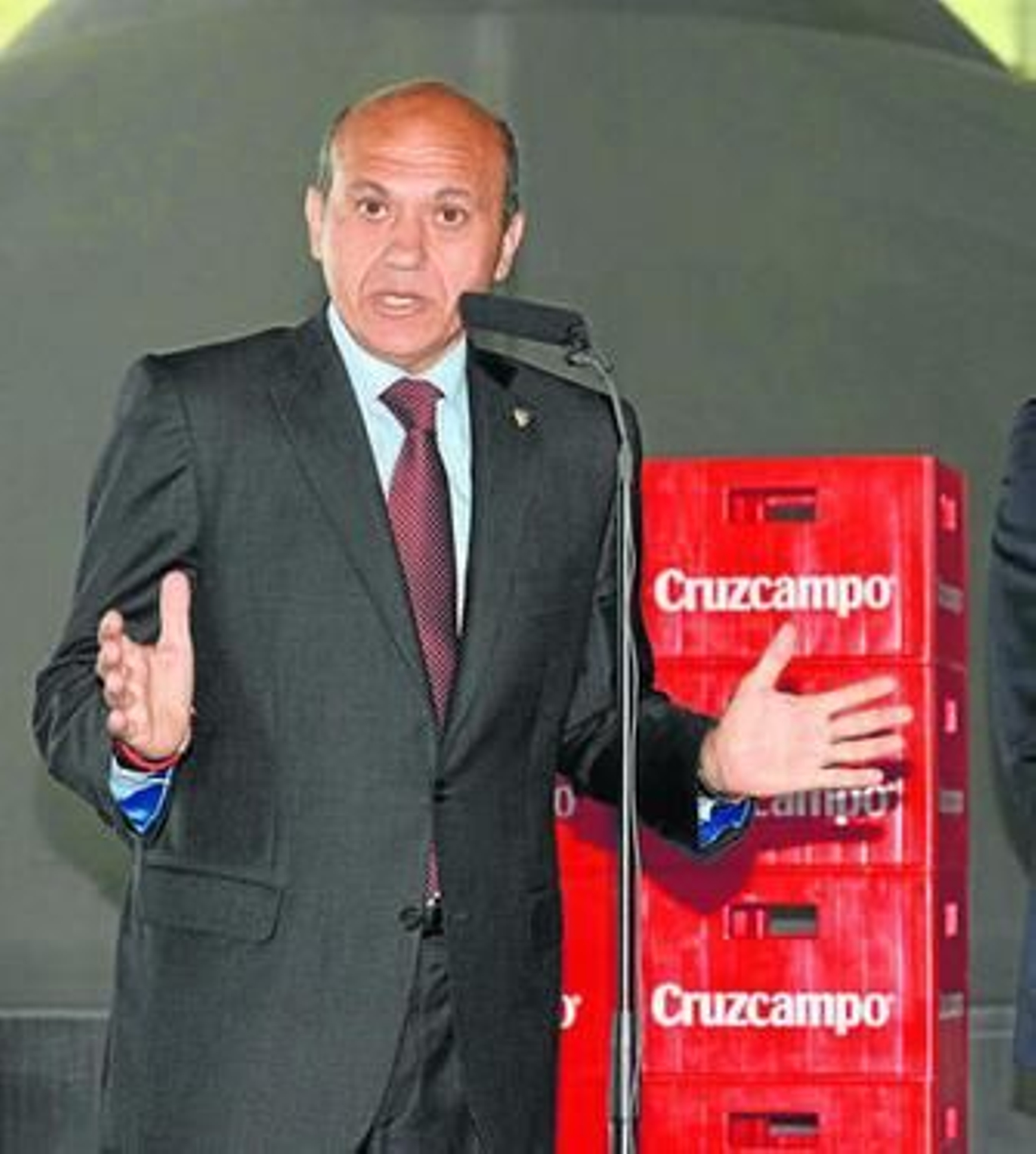 José María del Nido gesticula durante la rueda de prensa posterior a la presentación de Rusescu.