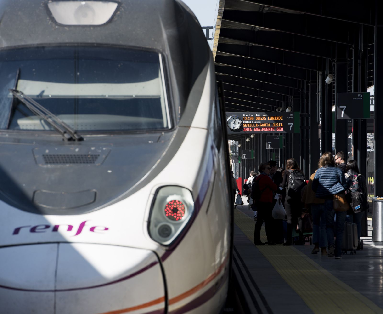 Un tren Avant con Sevilla, que ahora funcionan al 50% de sus servicios