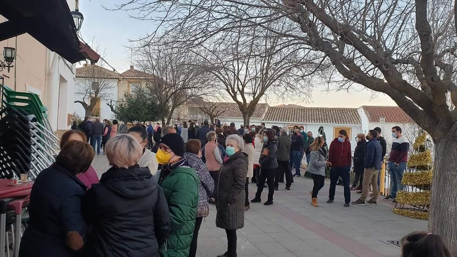 Concentración de los vecinos de Topares a las puertas de la iglesia el día 1.