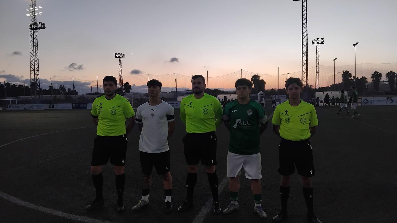 Los capitanes de La Cañada y de La Mosca posan con el trío arbitral antes del comienzo del encuentro.