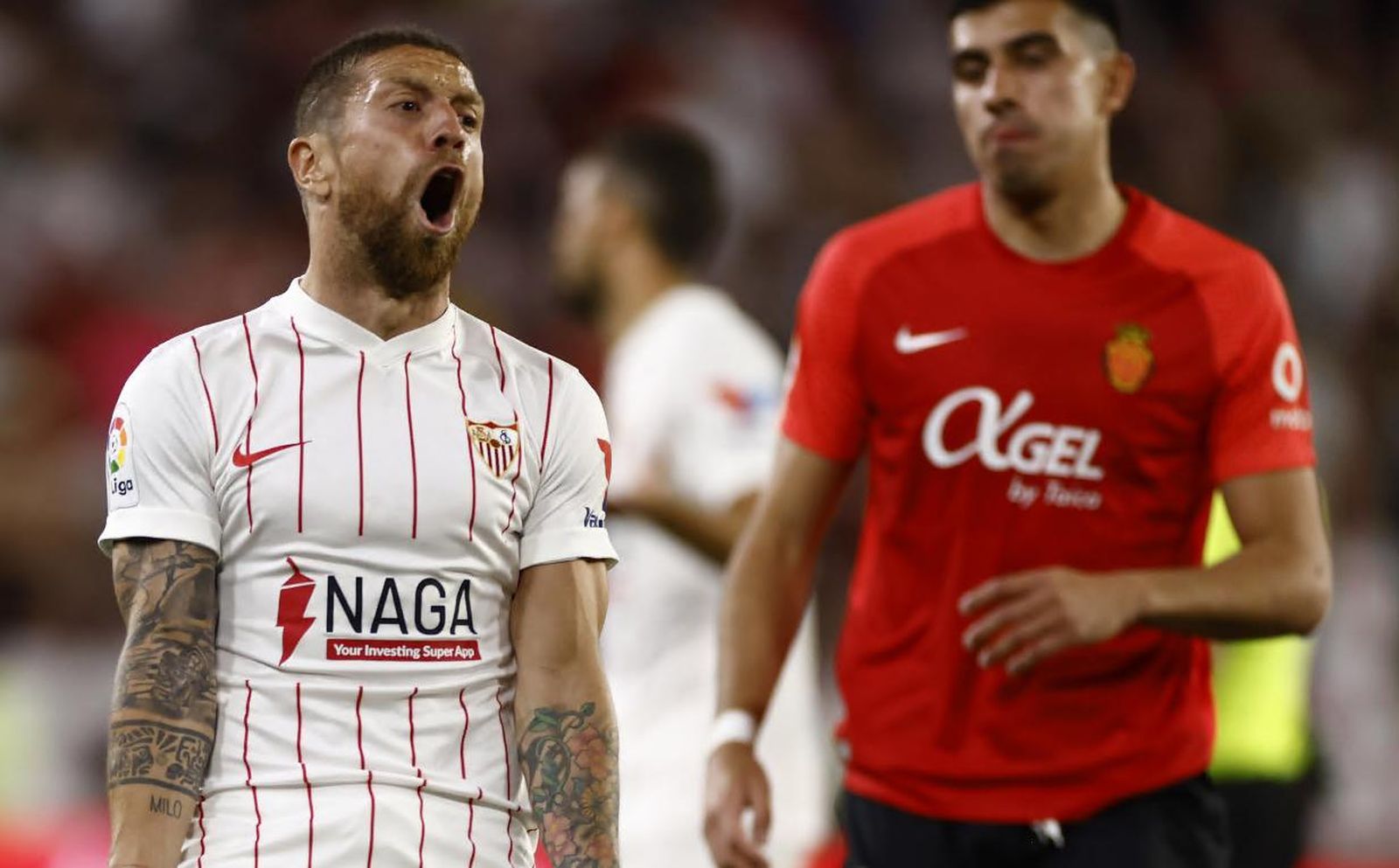 Papu Gómez, desesperado por un lance del juego.