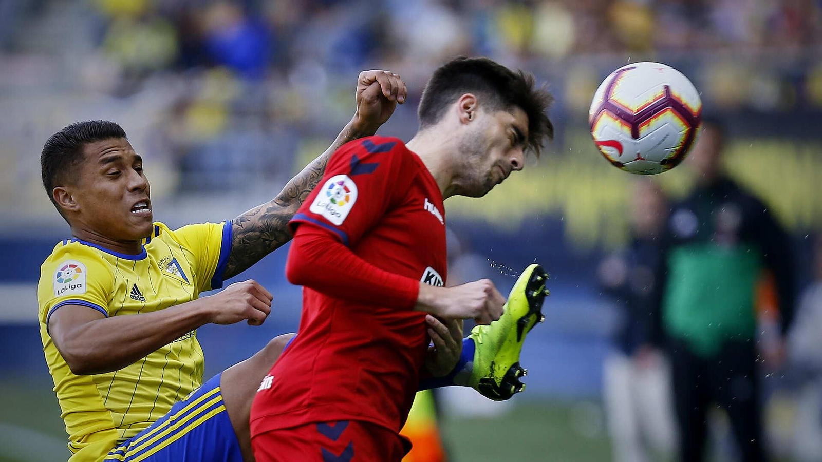 Partido de fútbol entre  Cádiz C.F. y C.A. Osasuna
