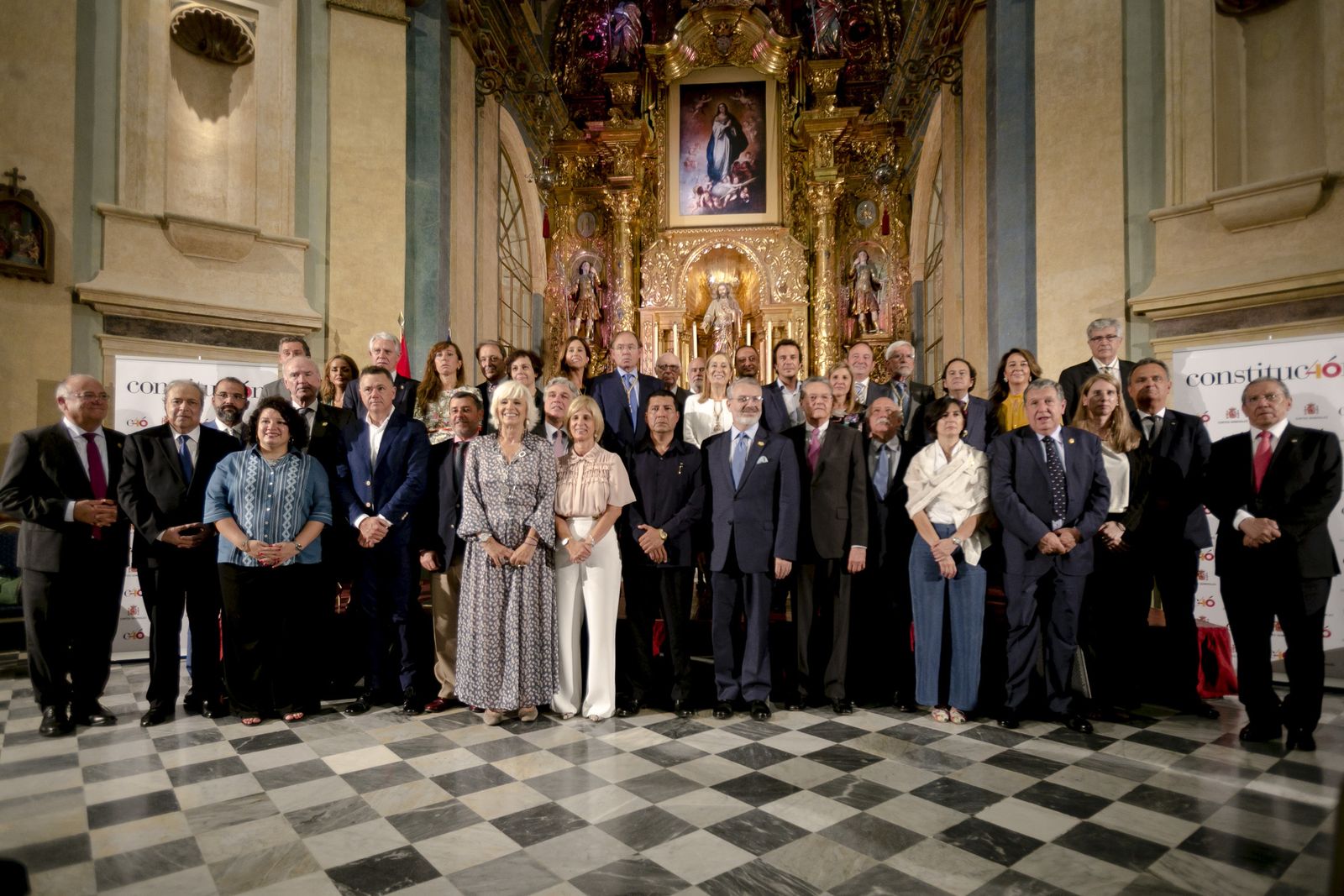 Foto de familia con los presidentes de las dos cámaras, los embajadores y las autoridades asistentes al acto en el Oratorio.
