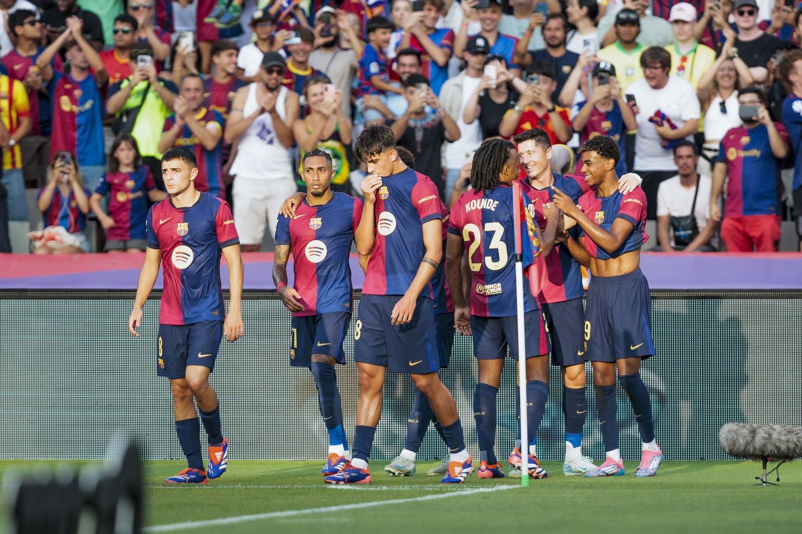 Los futbolistas del Barcelona celebran un gol de Lamine Yamal.
