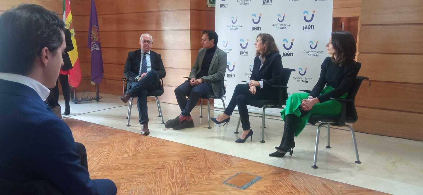 Luis García, concejal de Empleo, observa la presentación de la nueva Concejalía