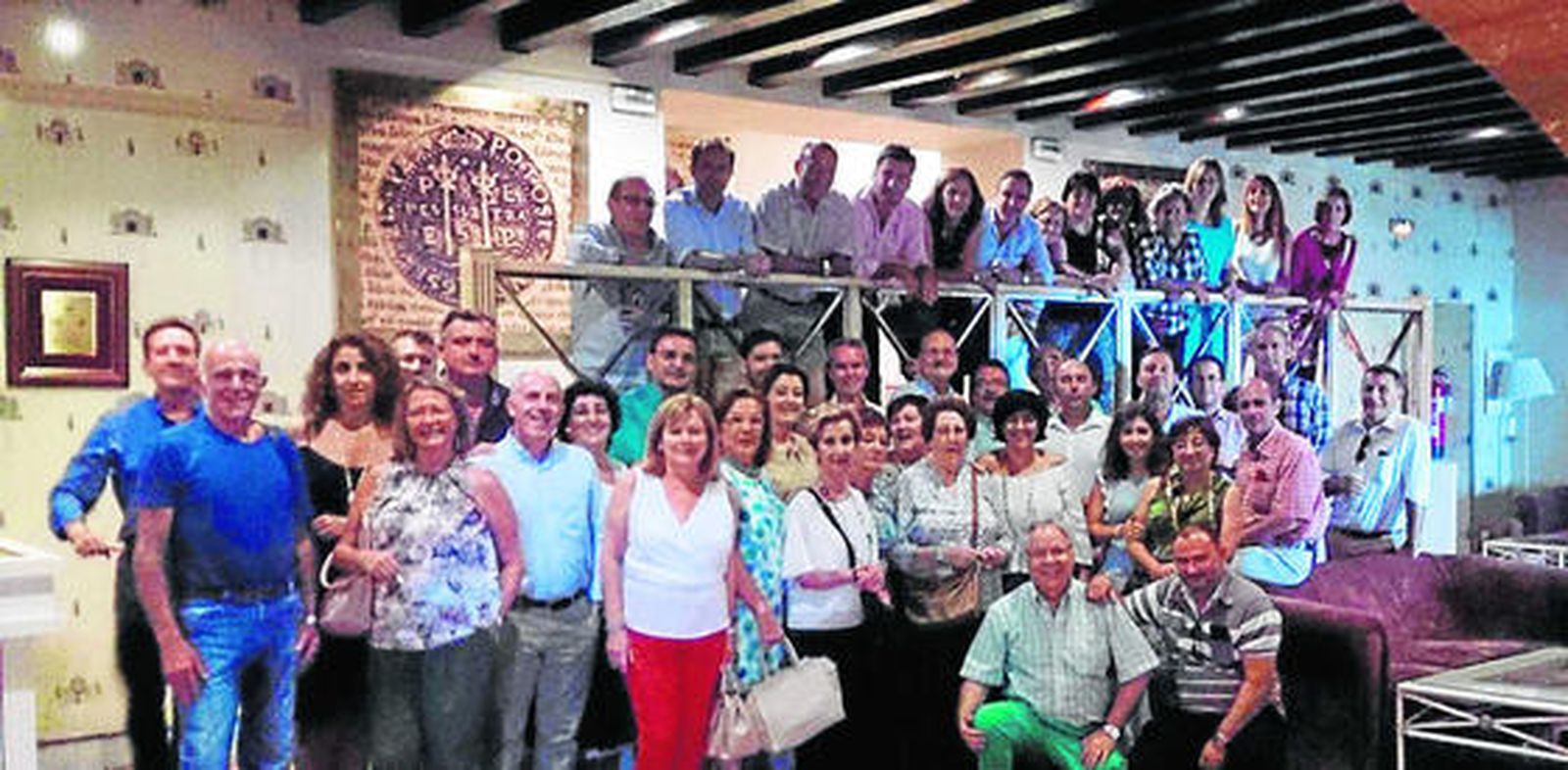 El homenajeado, Armando Ruiz Riera, con el grupo de compañeros que asistieron al almuerzo en el Baluarte de los  Mártires, con motivo de su jubilación. Entre ellos, Diego Ortiz, Juan Expósito y Carmen Capitán.  Foto: Ignacio Casas de Ciria