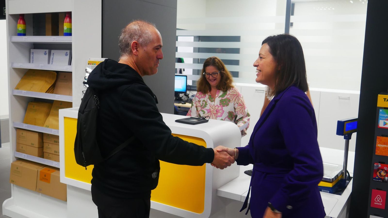 Cavada saluda al primer cliente de la nueva oficina.