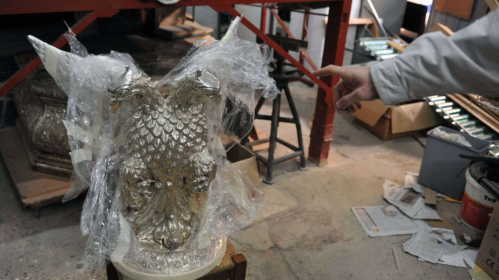 Un águila bicéfala de plata similar a las dos que robaron a las Siete Palabras.