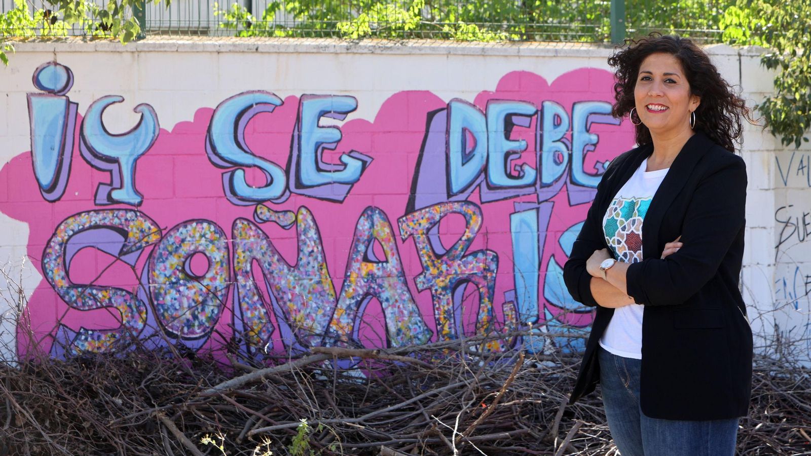 Sandra Hereda en el patio del IES Romero Murube del Polígono Sur que invita al alumnado a soñar.