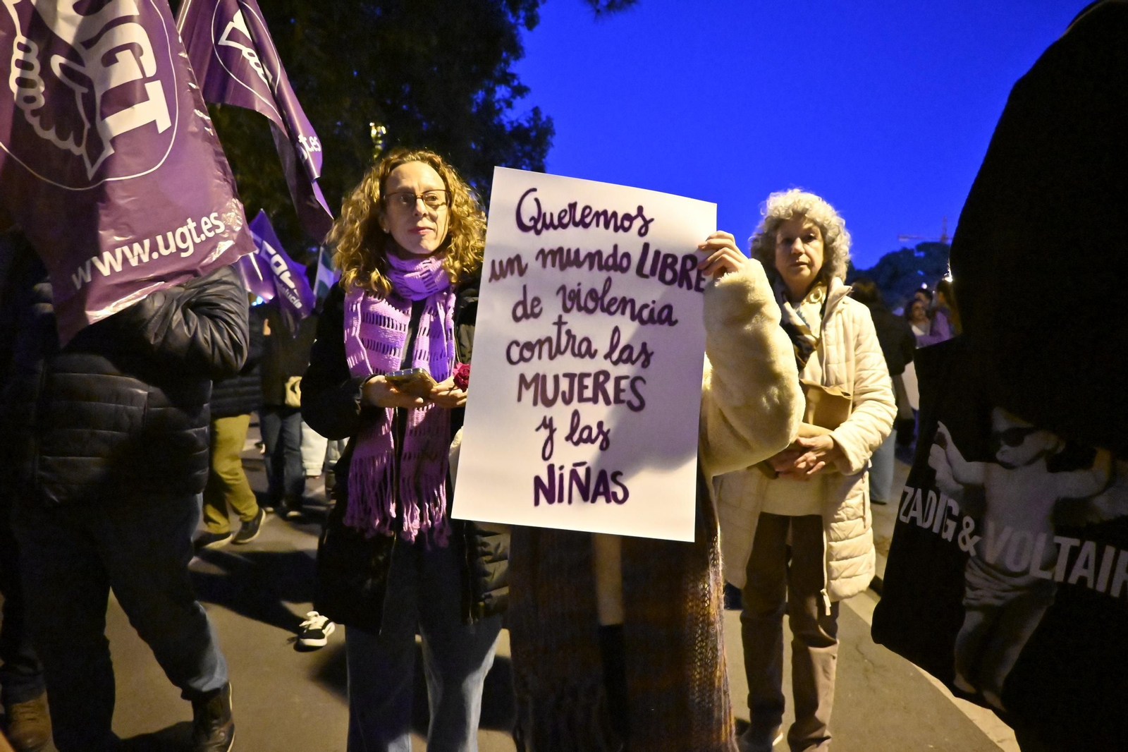Imágenes de la manifestación con motivo del 25N en Huelva