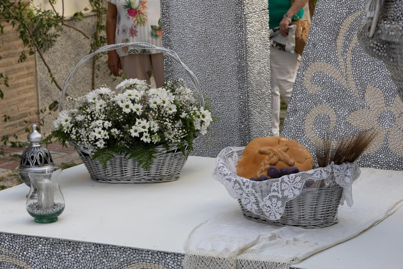 Los vecinos de Villardompardo exponen las obras de su Corpus un año más, en imágenes