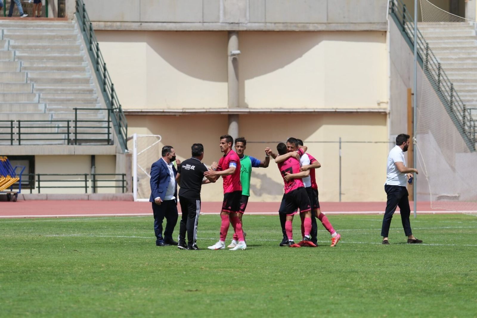 Celebración del San Fernando al concluir el encuentro.
