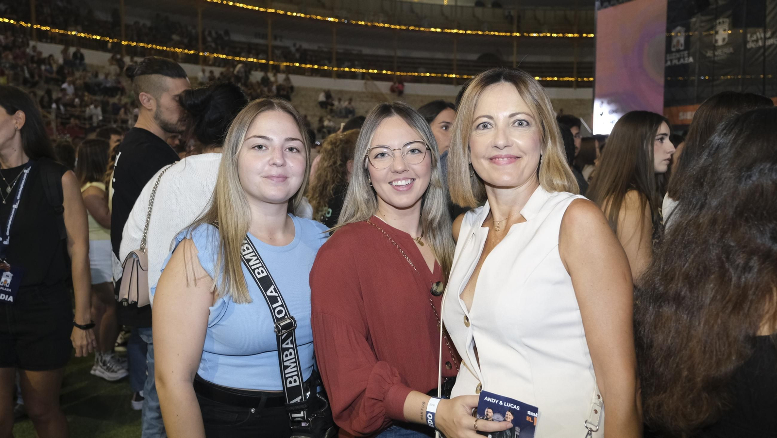 El concierto de Melendi llena de fans la Plaza de Toros de Almería, en imágenes