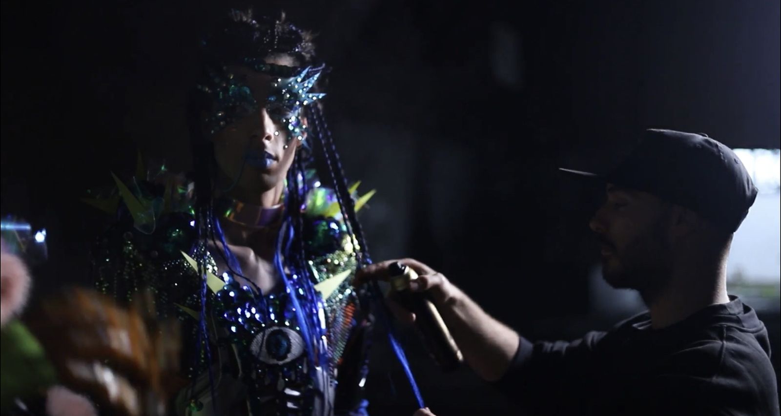 Cabellos trenzados y crestas con corona, la nueva propuesta capilar del sevillano Manu Aroa inspirada en las rave y los mutantes.