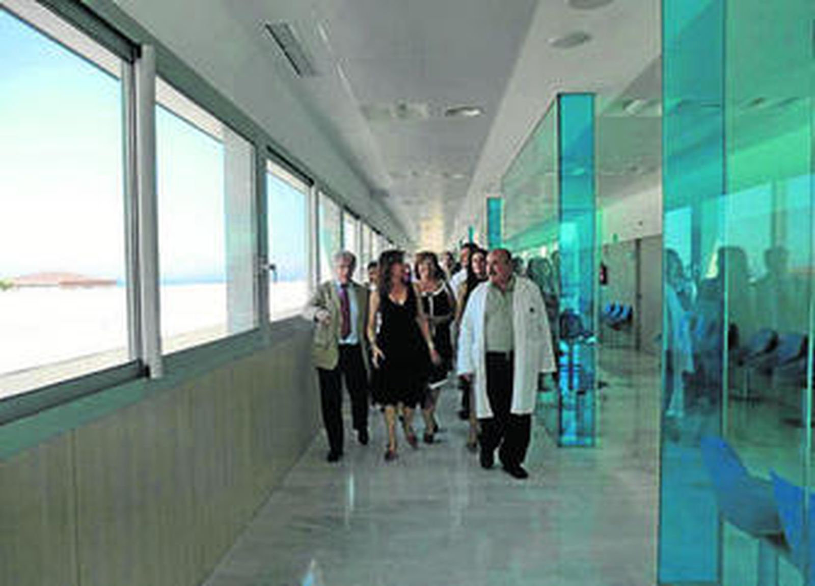 María Jesús Montero y Carmen Crespo en el nuevo centro de Salud.