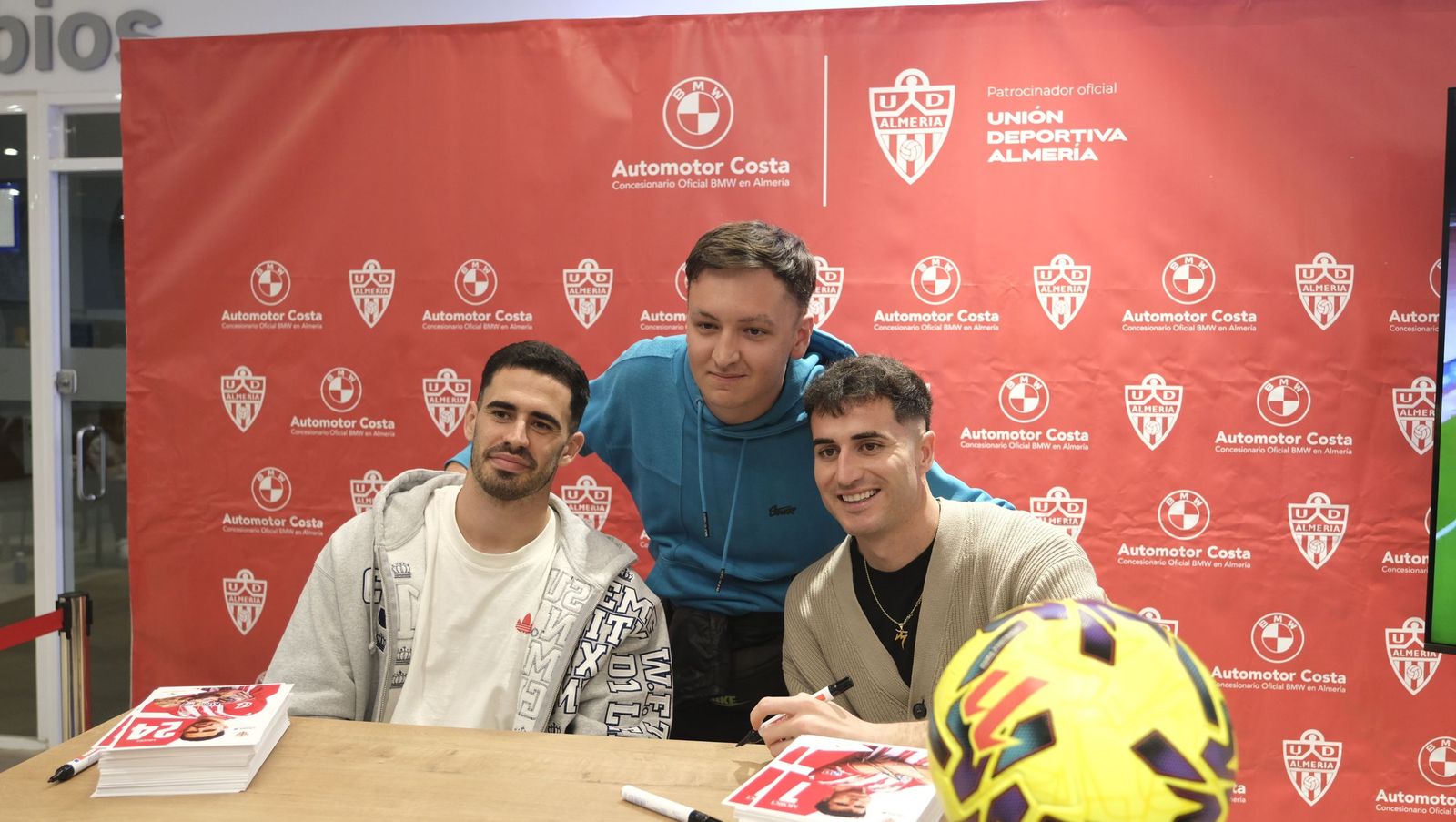 Jon Mocillo y Miguel de la Fuente firman autógrafos en Automotor Costa BMW