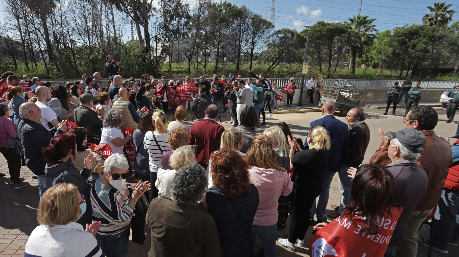 Fotos de la concentración contra la subestación eléctrica en Puente Mayorga