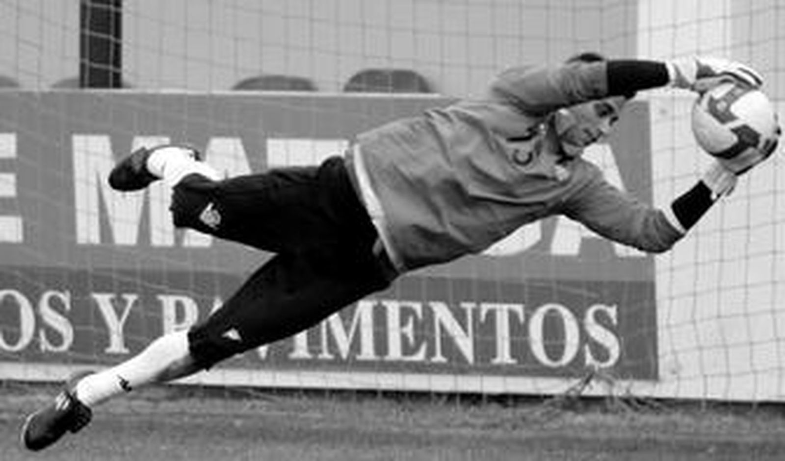 El extremeño Casto realiza una palomita durante un entrenamiento en la ciudad deportiva.