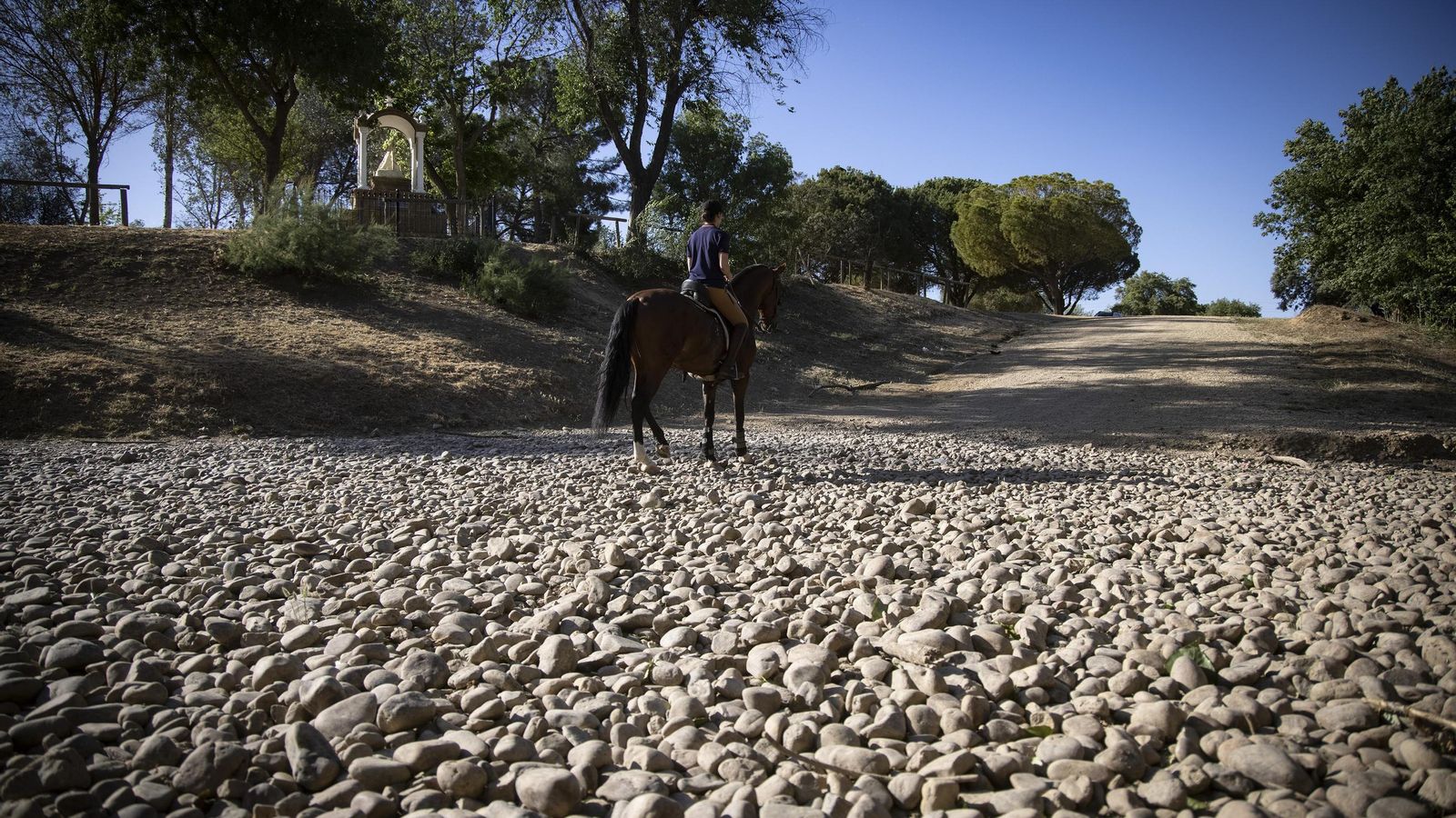 El monumento a la Virgen del Rocío y la pendiente por donde las carretas entran al Guadimar.