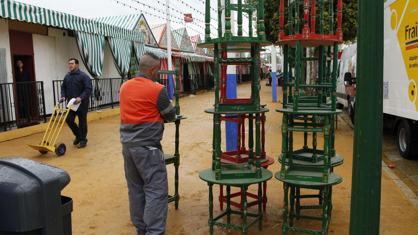 Mesas apiladas en el albero del Real de la Feria.