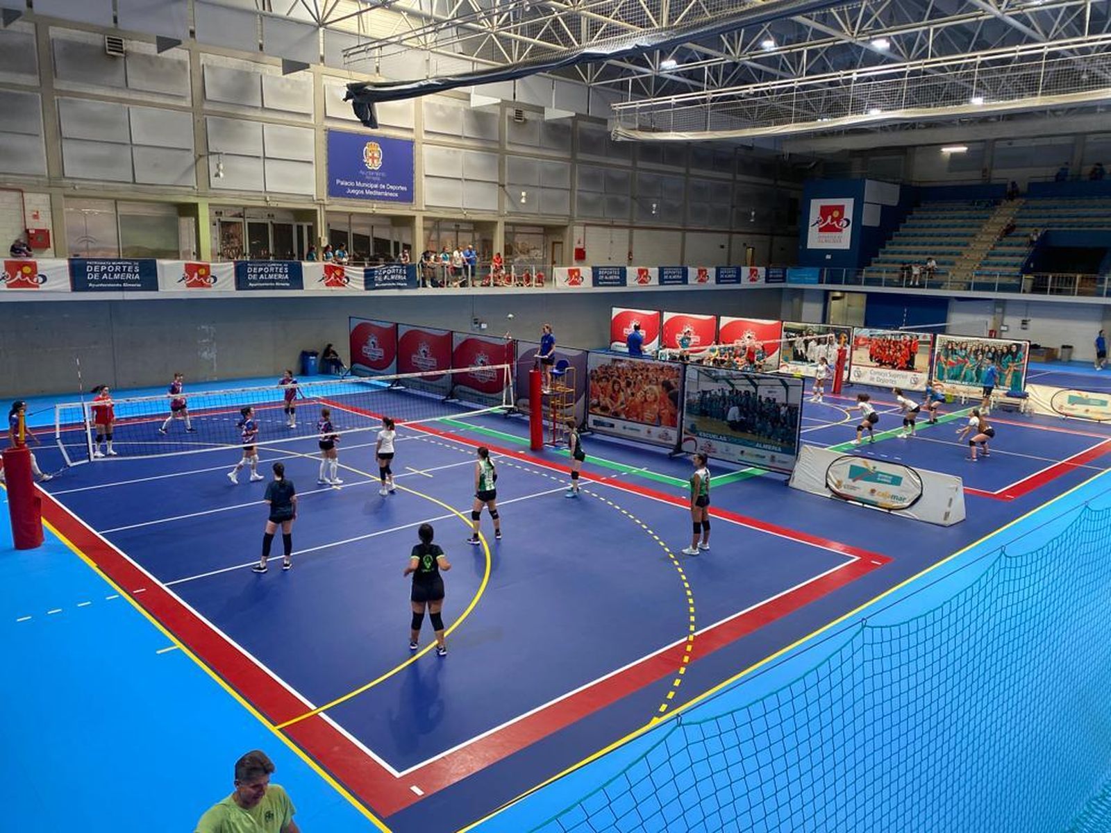 Imagen del Palacio de los Juegos Mediterráneos durante el desarrollo de una competición de voleibol.