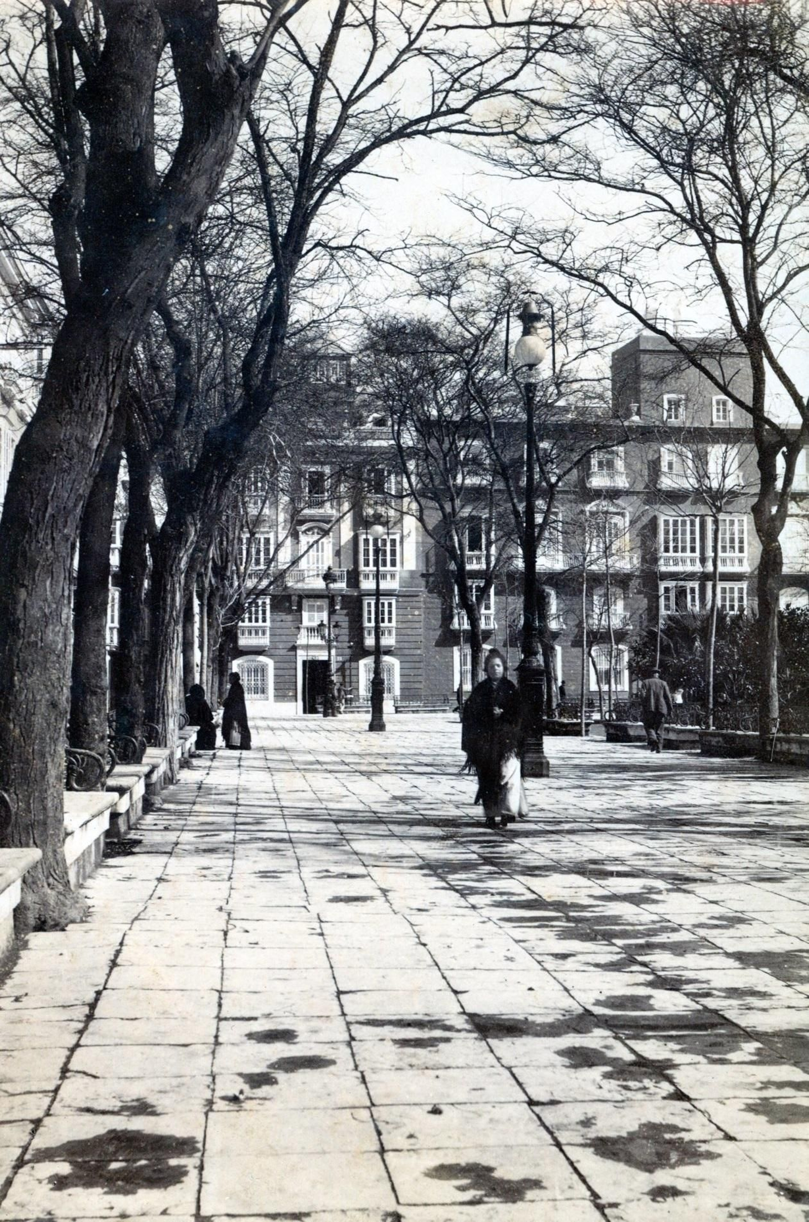 Magnífica fotografía de 1902 vendida por S. López en Ancha 12 que nos muestra Mina con las hileras de bancos y árboles además de las magníficas farolas modernistas.